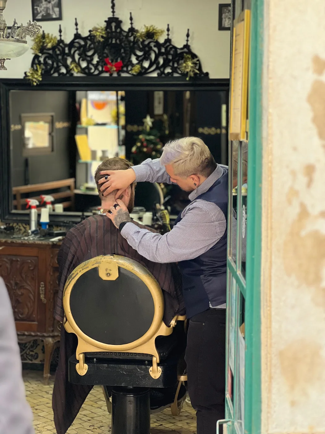Barbero trabajando en una barbería clásica