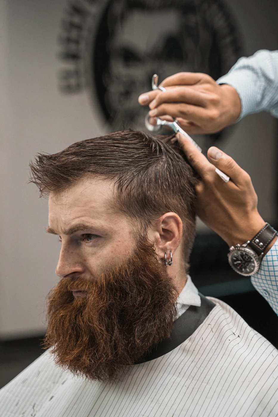 Barbero realizando corte con tijera