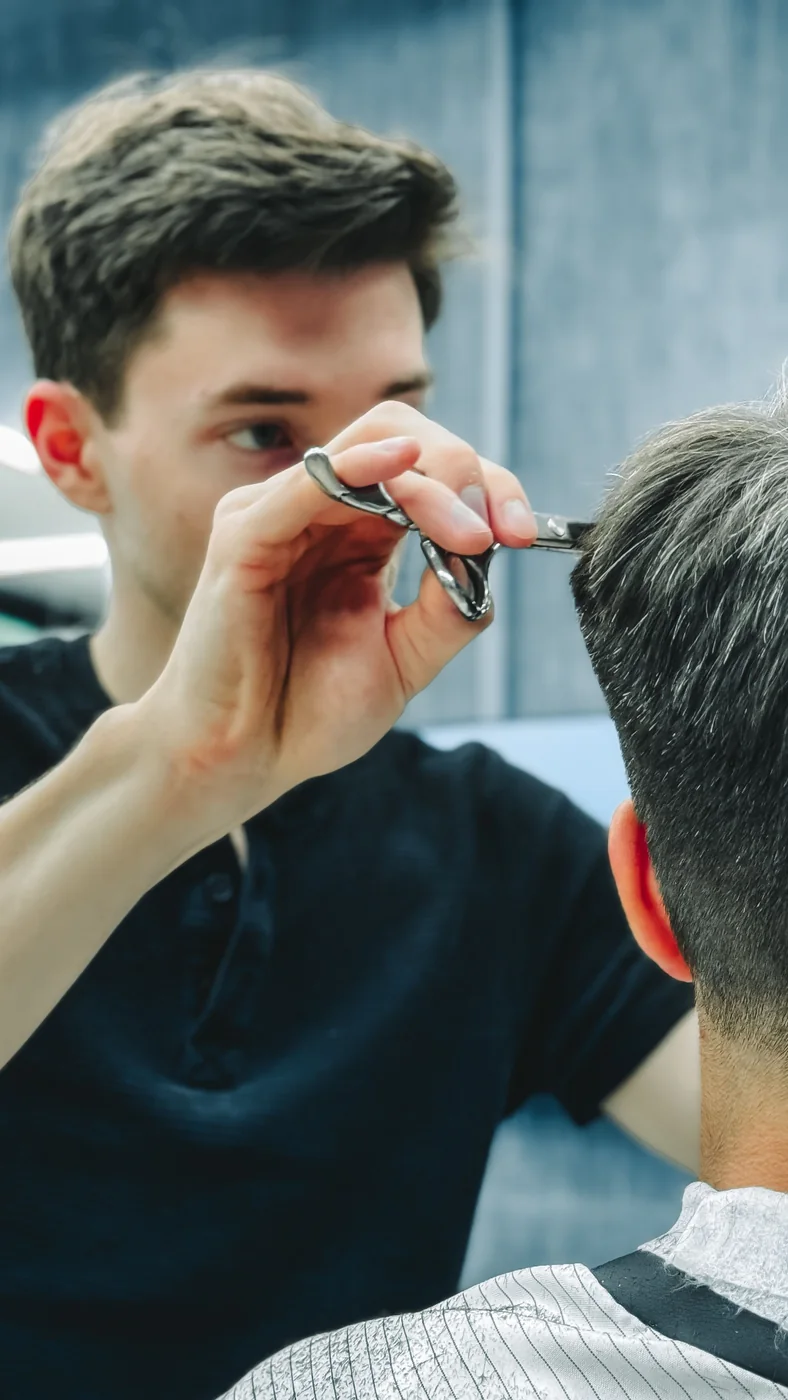 Barbero detallando un corte moderno