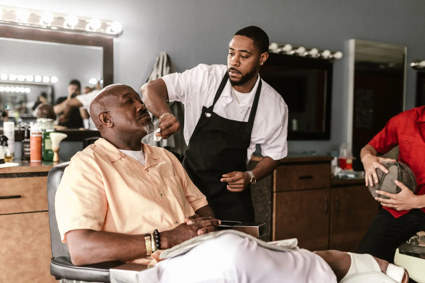 Barbero preparando el rostro de un cliente