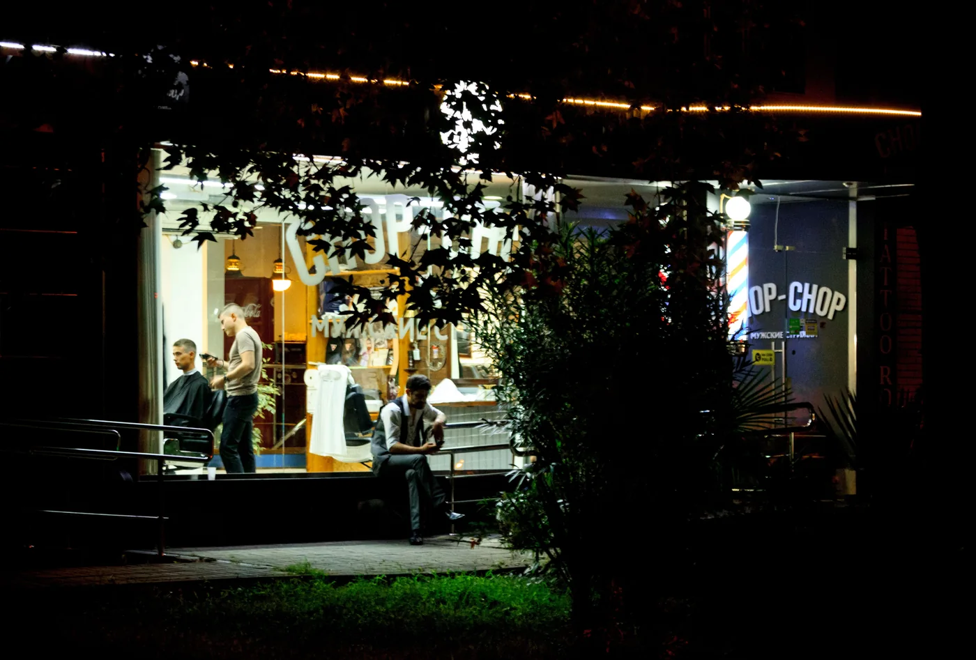Fachada de barbería de noche