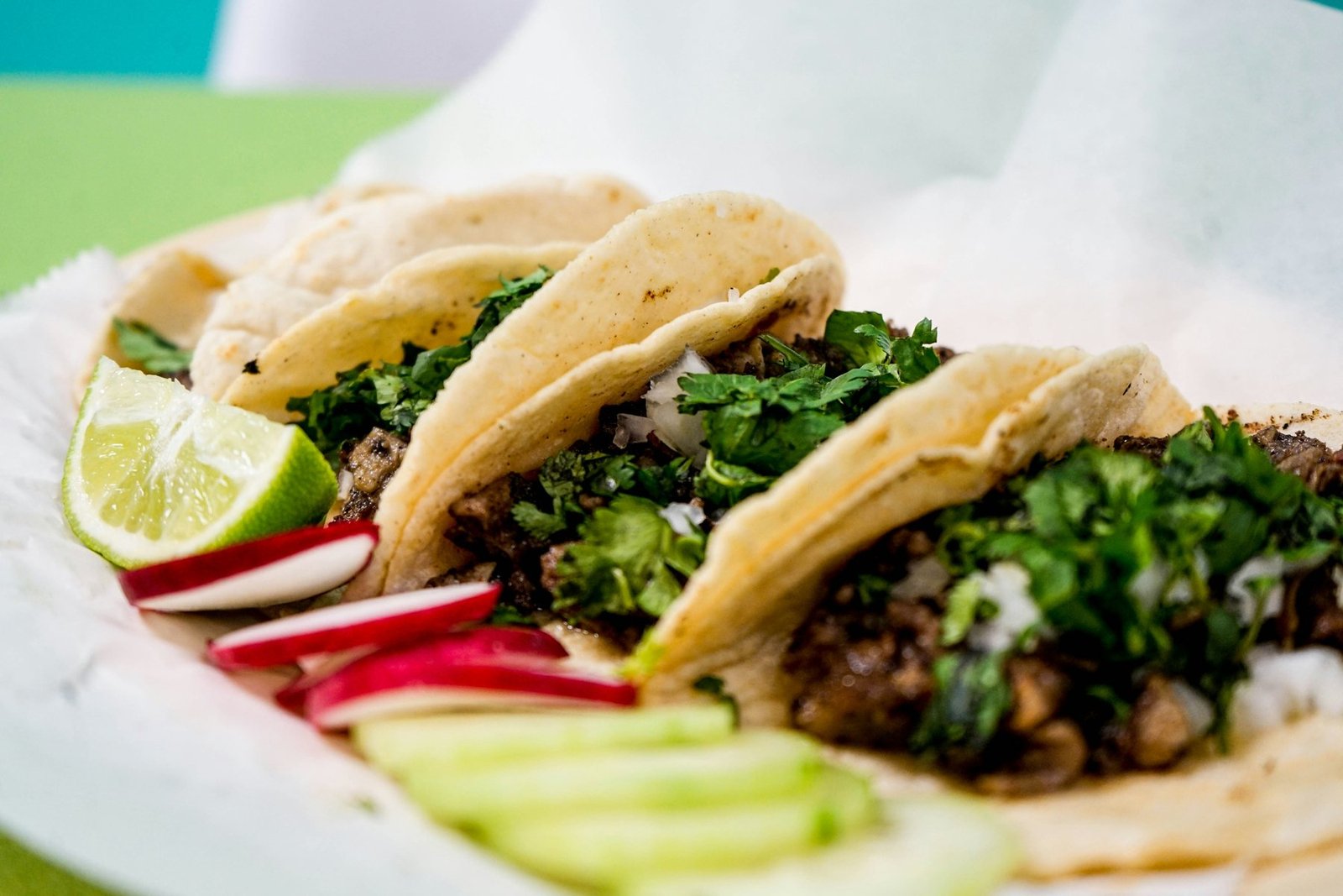 Tacos mexicanos con carne, cebolla y cilantro