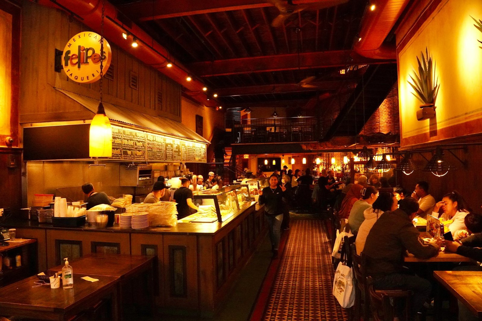 Interior de una taquería con ambiente cálido