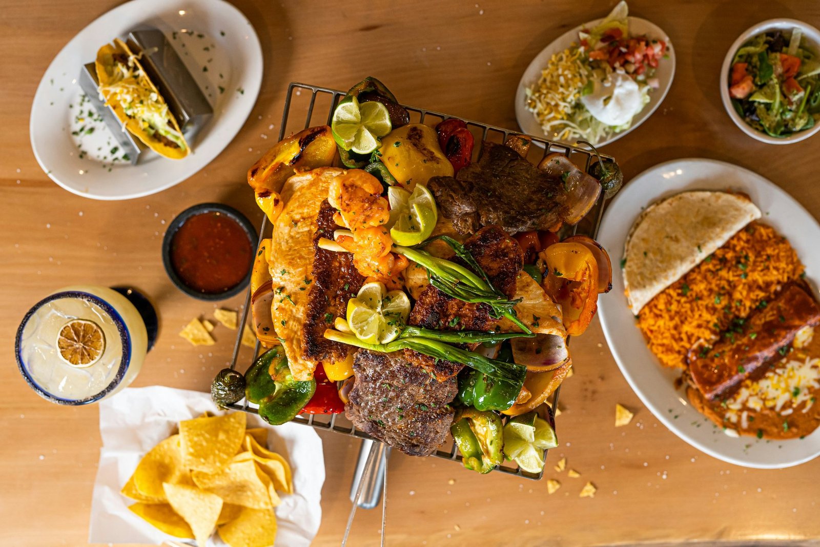 Mesa con platos mexicanos para compartir